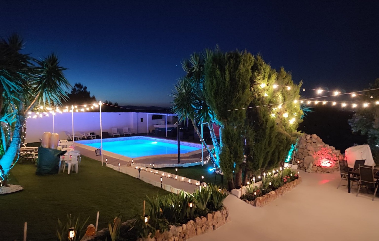 Villa EKKO iluminada de noche